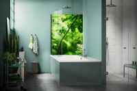 LED-Leuchtwand HELENE mit Motiv Jungleworld. Badewannenaufsatz mit einem festen Seitenglas, montiert mit dem glassdouche Multiprofil, sowie zwei beweglichen Gläsern, verbunden durch Beschläge JOSEPHINE. Dusch-Nische Modell 130 mit zwei Türgläsern mit Beschlägen der Serie JOSEPHINE von glassdouche.<br />Bild: Glassdouche <br />