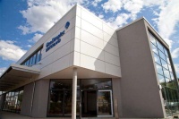 Das repräsentative neue Gebäude mit rund 1000 m² Nutzfläche beherbergt neben Schulungsräumen mit hochmoderner Ausstattung auch einen Showroom, der interessante und vielseitige Einblicke in die<br />Produktwelten von Dimplex und Riedel bietet.