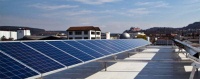 Auf dem Flachdach befinden sich<br />Photovoltaik-Module der zur Glen Dimplex Group gehörenden „Dimplex Renewables“. Man rechnet mit einer beachtliche Energieerzeugung von 23.000 kWh im Jahr. Bilder: Glen Dimplex