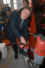 Bundeswirtschaftsminister Michael Glos beim Eröffnungsrundgang.......