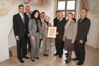 Übergabe der Urkunde für die Loni und Josef Grünbeck-Stiftung.......