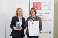 Monika Eichner, Global HR Project Managerin der Grundfos Gruppe, und Daniela Aiudi, <br />Personalleiterin der Grundfos GmbH, (v.l.n.r.) haben die Auszeichnung bei Deutschlands Beste Arbeitgeber 2012 in Berlin mit Freude entgegen genommen. <br />