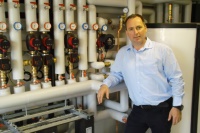 Steffen Karow, Geschäftsführer der KuK Energietechnik GmbH, hat die Entwicklung der Hybrid-Wärmepumpe auf den Weg gebracht und setzt bei allen Komponenten der Anlage auf technisch führende Produkte mit besten Wirkungsgraden. Bilder: KuK EnergieTechnik / Thomas Schwandt) <br />