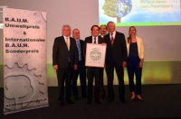 Hermann W. Brennecke präsentiert seine Urkunde zum B.A.U.M.-Umweltpreis 2013, <br />die ihm Prof. Dr. Maximilian Gege (2. von rechts) überreicht hat. Bild: Grundfos