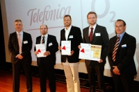 Der Produktmanager für GRM bei Grundfos, Markus Reichling (Mitte), nahm den Award auf dem M2M Summit entgegen. Bild: Grundfos<br />