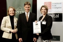 Monika Eichner, Personalchefin von Grundfos (li) und.......