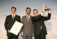 Oliver Wittstock, Heinz Dalock, Stephan Göttsche (Grundfos Pumpenfabrik GmbH) bei der Auszeichnung in Berlin.