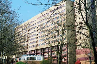 Die MNR-Klinik des Düsseldorfer Universitätskrankenhauses mit insgesamt 500 Betten, ist in zwei Druckstufen untergliedert.