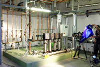 Neue Druckerhöhungsanlage mit vier Grundfos-Pumpen zur hygienischen Trinkwasserversorgung der MNR-Klinik des Düsseldorfer Universitäts-Krankenhauses. Die Sanierung war selbst für die elektronischen Medien ein Thema.