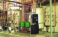 Die Druckerhöhungsanlage bedient auch die Warmwasserbereitung und die Warmwasserspeicherung, bestehend aus Wärmetauschern und 7-bar-Druckbehältern. Das Foto stammt aus der Umbauphase vor Isolierung der Rohre.