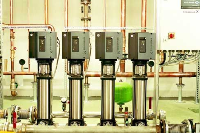 Die vier frequenzgeregelten Grundfos-Pumpen des Typs S-Hydro 2000 ME 4 CRE 5 -16 laufen so ruhig, dass sich die Kompensatoren an den Anschlussleitungen als überflüssig erwiesen.