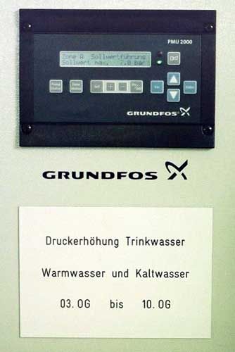 Ein Druckschalter regelt den Druck auf der Hochdruckseite...