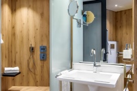 Wie Hotelbetreiber auch Gästen, die erhöhte Fürsorge wünschen, Vier-Sterne-Komfort im Hotelbad bieten, zeigt ein Projekt der Hotelkompetenzzentrum GmbH in Zusammenarbeit mit dem Badspezialisten Hansgrohe und seinen Marken AXOR und hansgrohe.<br />Bild: Hotelkompetenzzentrum <br />