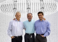 Generationenwechsel angekündigt: Klaus Grohe (Mitte), Vorstandsvorsitzender Hansgrohe AG, zieht sich im Mai 2008 aus der operativen Führung des Unternehmens zurück. Sein Nachfolger an der Unternehmensspitze wird der langjährige Finanzvorstand Siegfried Gänßlen (links). Richard Grohe (rechts) übernimmt die Position des stellvertretenden Vorstandsvorsitzenden.