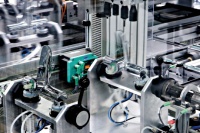 Mit dem Neubau der Hansgrohe Armaturenfabrik in Offenburg hat die Hansgrohe AG<br />auf der Produktionsseite die Voraussetzungen geschaffen, um ihre Position in der<br />Spitzengruppe der international führenden Armaturenhersteller weiter auszubauen.<br />Das Unternehmen produziert im neuen Werk in hochmodernen Hybrid-Linien unter<br />anderem Hansgrohe Wannen- und Dusch-Aufputzarmaturen (im Bild) sowie die Unterputz-<br />Installationseinheit iBox Universal. Foto: Hansgrohe