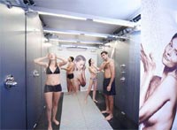 Die Dusch-Brummis bieten je nach Bedarf neben kleinen Umkleidebereichen 20 Duschplätze mit<br />Warmwasserversorgung. Dabei hält ein Truck-Modell jeweils 10 Damen- und Herrenplätzen bereit, beim anderen<br />lässt sich der Duschbereich variabel trennen.