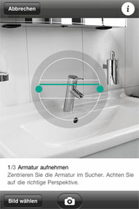 Der Waschtisch wird fotografiert, auf dem Touchscreen mit dem Finger die vorhandene Armatur entfernt und die App projiziert die PuraVida Armatur an diese Stelle. Diese Bildmontage kann gespeichert, per Mail weiterverschickt oder ausgedruckt werden. Damit ist die Hansgrohe App auch ein nützliches Tool für die Kundenansprache in der Badausstellung. Bild: Hansgrohe