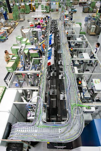 Eine Hybridmontagelinie im neuen Hansgrohe Armaturenwerk...