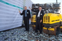 „Kein Pardon für Produktkopierer“: Bei der Aktion gegen Produktpiraterie am Mittwoch, dem 30. September 2009, vernichteten die Hansgrohe Vorstände Richard Grohe (rechts im Bild) und Karl-Heinz Hammann  (links im Bild) 10.000 im Sommer beschlagnahmte Kopien der Hansgrohe Handbrause „Raindance“. Foto: Hansgrohe<br />