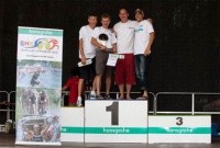 Triathlon-Profi trifft auf Sanitär-Profis: Unter den Amateuren geht es in einer eigenen Wertung um den SHK-Cup. Im Bild die Gewinner des Hansgrohe SHK Triathlon 2010. Bild: Hansgrohe
