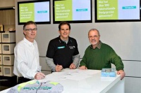 Triathlon-Weltmeister Daniel Unger (Mitte) unterzeichnet mit Hansgrohe Vorstand Otto Schinle (rechts) und Marketingchef Joachim Huber (links) seinen Sponsoringvertrag fuer die olympische Triathlon-Saison 2008. Foto: Braxart