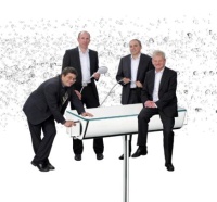 „Hansgroheianer mit Leib und Seele“: Der Aufsichtsrat der Hansgrohe AG hat die Verträge mit CEO Siegfried Gänßlen, den stellvertretenden Vorstandsmitgliedern Frank Semling und Marc Griggel sowie dem stellvertretenden CEO Richard Grohe (von rechts nach links) vorzeitig bis 2015 verlängert. Bild: Hansgrohe