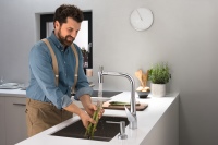 Die Kombination aus der hansgrohe Select-Technologie mit dem arretierbaren Zweistrahl-Modus sorgt für eine noch funktionellere Bedienung der Armatur, Anwender können nun jederzeit und ganz einfach die für die jeweilige Tätigkeit am besten geeignete Strahlart einstellen: den weichen Brausestrahl zum Obst und Gemüse waschen oder den kristallklaren Laminarstrahl zum schnellen und punktgenauen Befüllen von Töpfen.
