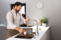 Die Sortimentsergänzung der bewährten hansgrohe Küchenarmaturen Metris M71 und Talis M51 verbindet zwei Funktionalitäten: Wasserstart und -stop sowie gewünschte Strahlart mit nur einer Hand. Ausgewählt werden kann zwischen Laminarstrahl und Brausestrahl.