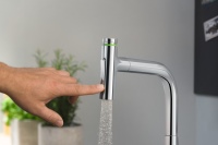 Die neue Funktionalität mit unterschiedlichen Strahlarten ist komplett integriert in das bestehende Design des Select-Strahlkopfes. Durch die zusätzliche neue Taste finden nun die Umstelltaste für die Strahlarten sowie der Select-Knopf zum Starten oder Stoppen des Wassers kombiniert Platz am Auslauf.