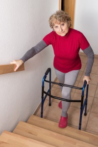 Abbildung 4: Wer schlecht zu Fuß ist, kann mit einem Treppenlift die oberen Stockwerke eines Hauses einfacher erreichen als über die Treppe.© tibanna79 - Fotolia.com