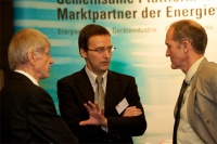 Gastgeber Dr. Jan Witt, HEA,(m.), im Gespräch mit Peter Rathert, BMVBS, (r.), und Wilhelm Reiners. Foto: HEA/Christoph Große
