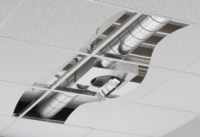 Flacher geht's nicht: Die neuen, superschlanken Radialventilatoren SlimVent von Helios werden direkt im Rohrverlauf installiert und sind die ideale Lösung bei eingeschränkten Einbausituationen.