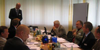 Herbert Oßendorf, Vertriebsleiter der Hewing GmbH begrüßt.......