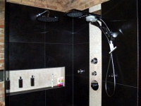 Die komplette Palette der Hansgrohe Armaturen wurde für die Ausstattung der Dusche genutzt – von der Kopfbrause Raindance Royale über die Raindance Rainfall Brause bis hin zum schwenkbaren Raindance Allrounder. Als Ablage für Duschutensilien dient eine dekorative Wandnische. Bilder: Hansgrohe