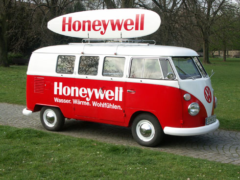 Honeywell on the road mit seinem VW Bulli - das WWW-Mobil....