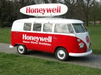 Honeywell on the road mit seinem VW Bulli - das WWW-Mobil........
