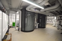 Zwei Warmwasserspeicher mit je 4000 Liter Inhalt bewältigen auch hohe Warmwasserabforderungen zu Stoßzeiten, etwa beim morgendlichen Duschen.