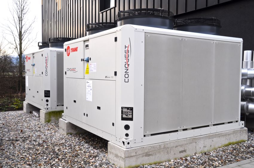 Zwei außen aufgestellte Wärmepumpenmodule von Trane...