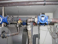 ... über die das Heizwasser in die bestehende Anlage eingespeist wird (Bildmitte). Der Anschluss wird bauseitig vom zuständigen Heizungsbau-Fachbetrieb vorbereitet. 