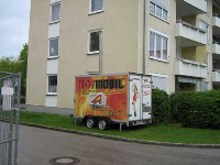 Von der laufenden Totalsanierung der Heizungsanlage bemerkten die Bewohner dieser Wohnanlage in Herrsching am Ammersee nur den auffälligen Hotmobil-Anhänger, der während der Umbauarbeiten für unterbrechungsfreie Wärmelieferung sorgt.  