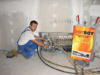 SHK- und Elektro-Fachbetrieb Bechert GmbH & Co. KG (Bayreuth) – hier beim Einsatz der kompakten Hotboy-Mobilheizung im Ärztehaus in Nürnberg.