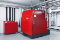 Gas-Brennwertkessel UltraGas (1000) und Nahwärme/Fernwärme-Übergabestation TransTherm pro RS (96) mit 194 kW Leistung (links) für die Turnhalle. Bilder: Hoval