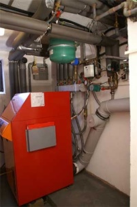 Der Gas-Brennwertkessel Hoval UG 50 arbeitet modulierend.......