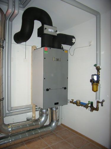 Der Haustechnikraum des Musterhauses mit dem Hoval...