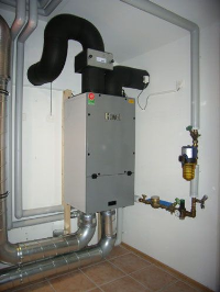 Der Haustechnikraum des Musterhauses mit dem Hoval Lüftungsgerät HomeVent®