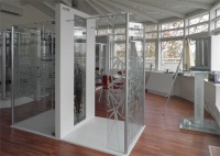 Im neuen Hüppe-Showroom in Paris präsentieren sich zahlreiche hochwertige Glasduschabtrennungen aus dem Sortiment des Herstellers. Besonders die „Hüppe Studio Paris“ macht ihrem Namen mit edlen Dekoren und transparentem Design alle Ehre. Bild: Hüppe