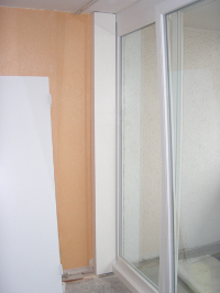 Anpassen des Steigstrangprofiles in L- Bauform passend zwischen Wand und Balkon-Fassadenelement.