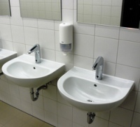 Besonders sauber und hygienisch<br />ist das Händewaschen in<br />öffentlichen Räumen mit den<br />berührungslosen Ceraplus<br />Armaturen von Ideal Standard. Foto: Ideal Standard