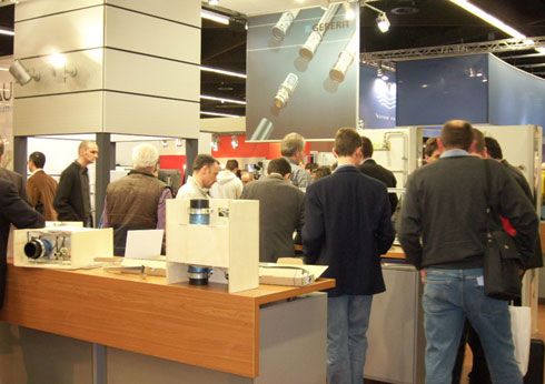 Kompetente Fachbesucher lassen sich am Stand bei Geberit...