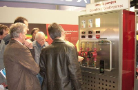 Interessierte Fachbesucher informieren sich über die Grundfos Umwälzpumpen 